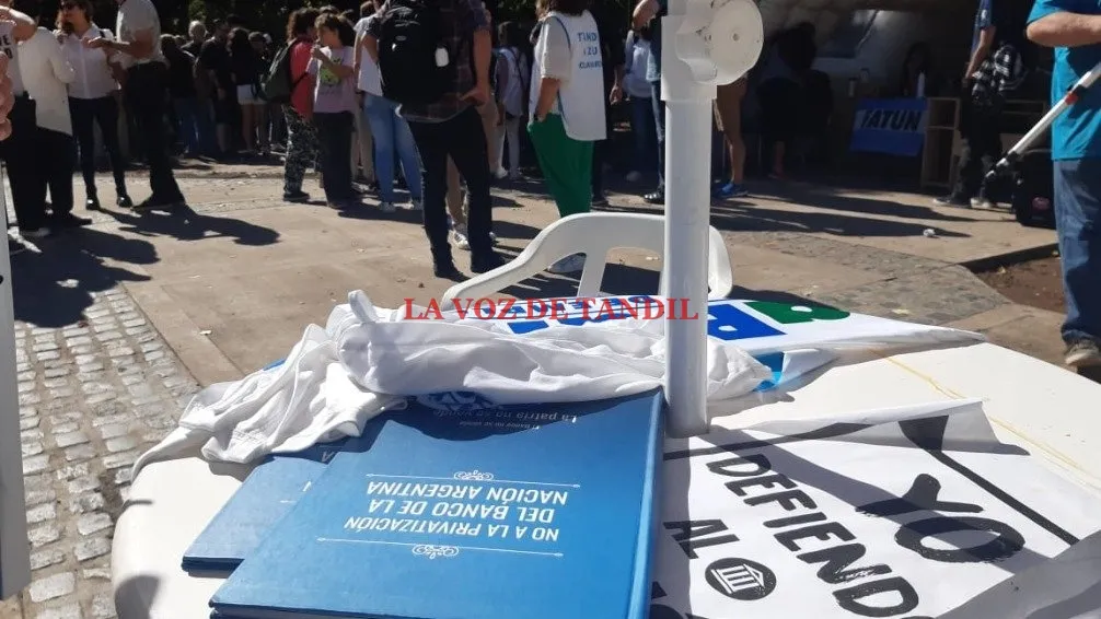 Hoy en Tandil: cartelazo y entrega de volantes durante el paro de la Unicen 